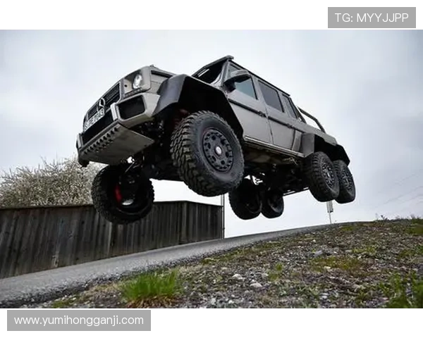 意大利米兰发生惨烈事故：奔驰大G被撞翻车并断成两截